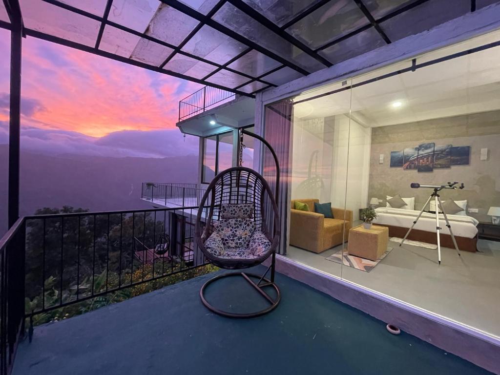 ein Zimmer mit einem Stuhl auf einem Balkon mit Aussicht in der Unterkunft The Ledge Ella in Ella
