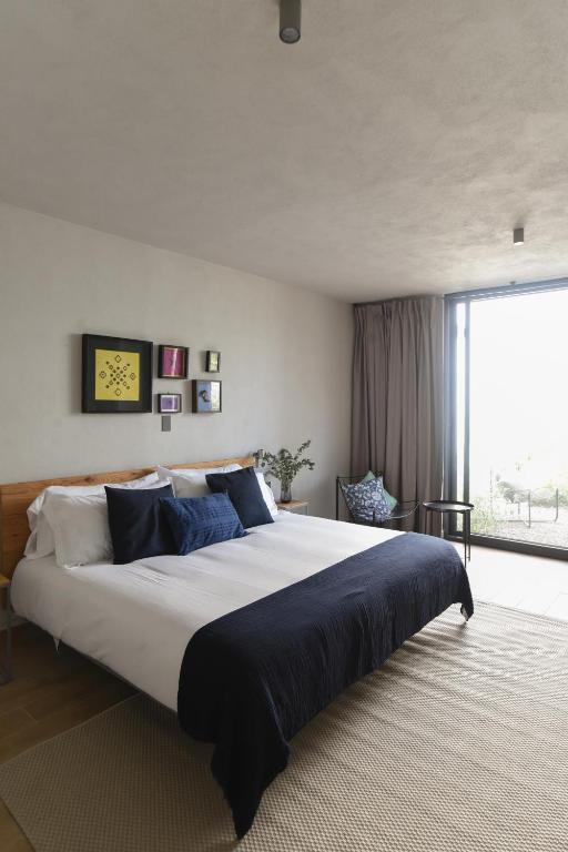 a large bed in a bedroom with a large window at Bauer Haus in Laborcillas