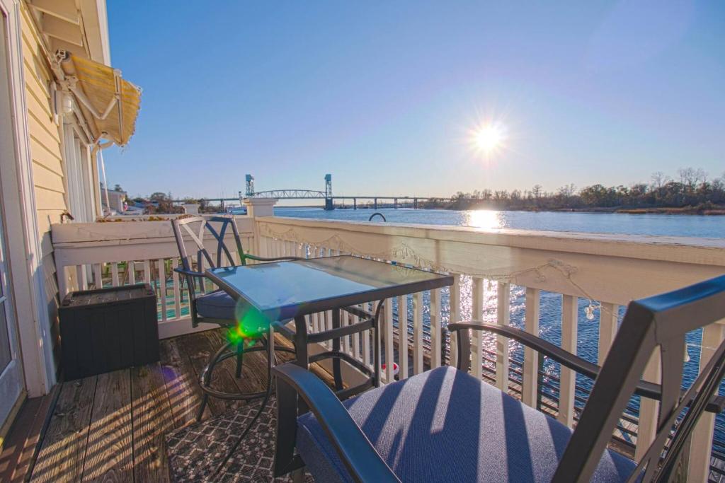 Waterfront Sunset Views in Port City Wilmington NC, Wilmington की (2026 ...