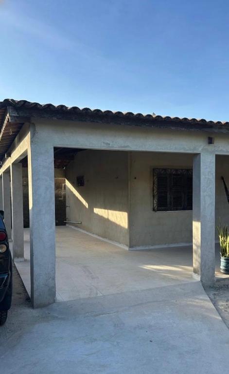 an empty garage with a car parked in it at Casa no Paracuru in Paracuru