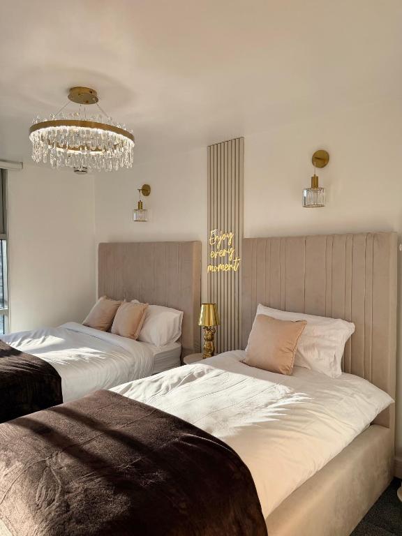 Lux 2-Bed City Centre Apartment Sleeps 6 Free Parking Balcony Near Leeds Station & Millennium Square view 6