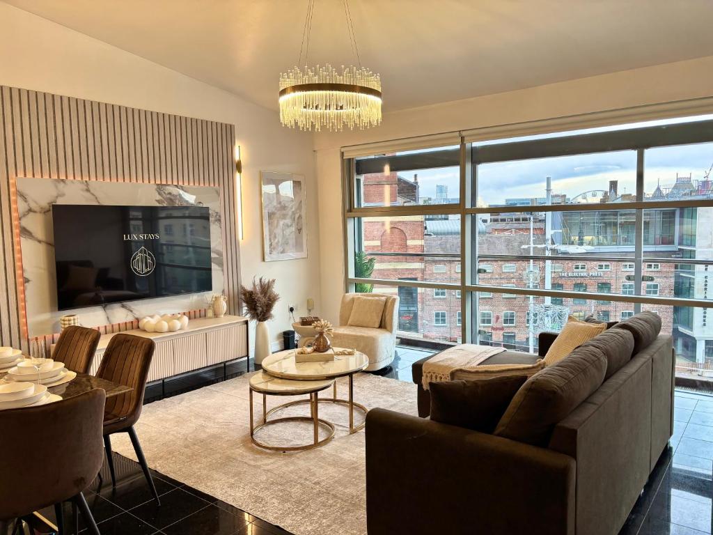 Lux 2-Bed City Centre Apartment Sleeps 6 Free Parking Balcony Near Leeds Station & Millennium Square view 4