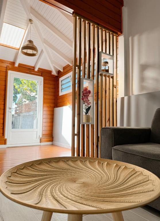 a wooden coffee table in a living room at Ti kè an mwen in Pointe-Noire