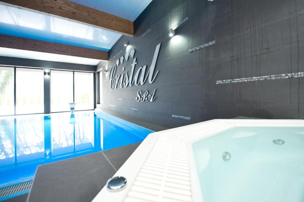 Bazén v ubytování Cristal SPA nebo v jeho okolí