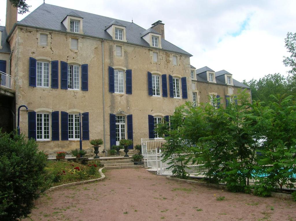 Casa grande con persianas azules y patio en Le Domaine de Rochefort, en Dissangis