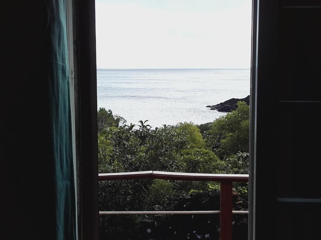 Canto da Areia的住宿－Adega Ramalho，从窗户可欣赏到海景