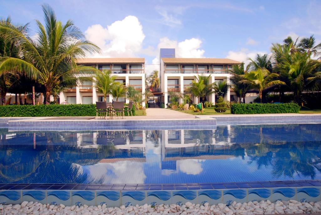 uma piscina em frente a um resort em Samba Villa da Praia em Salvador