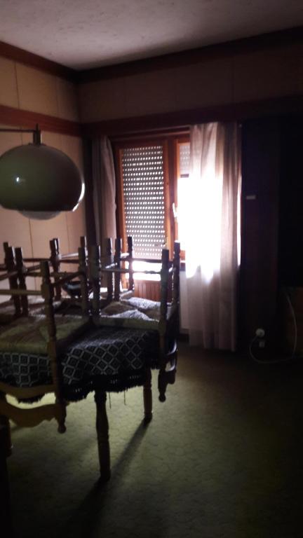 ペスカッセーロリにあるAppartmento I Piniのベッドルーム1室(窓の前にベッド1台付)