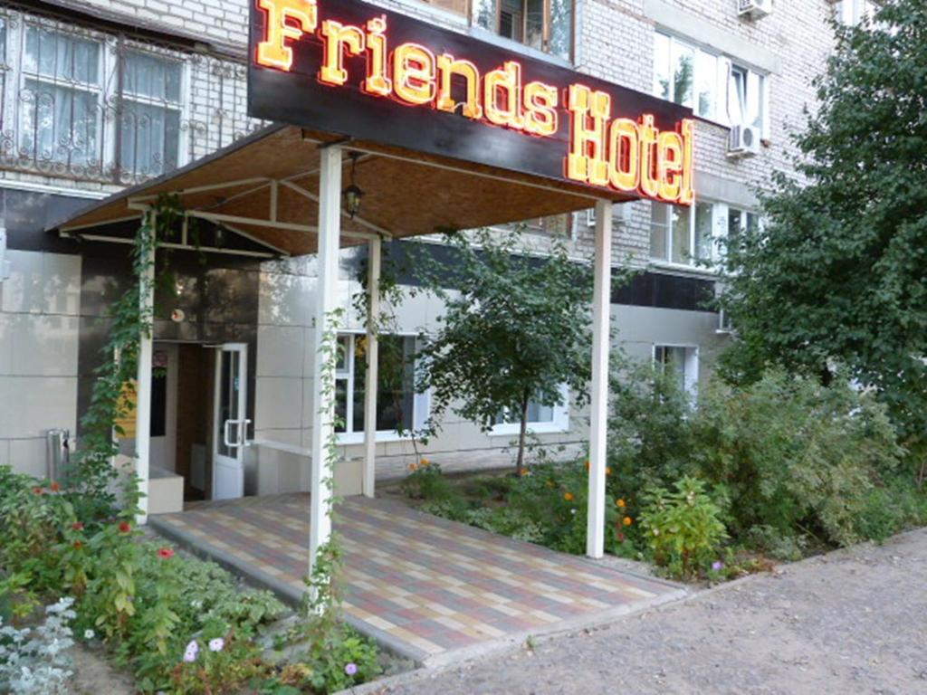 un hotel con un letrero que dice hotel Francis en Hotel Friends, en Volgograd