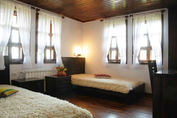 ジェラブナにあるHouse of Bardoのベッドルーム1室(ベッド2台、窓付)が備わります。