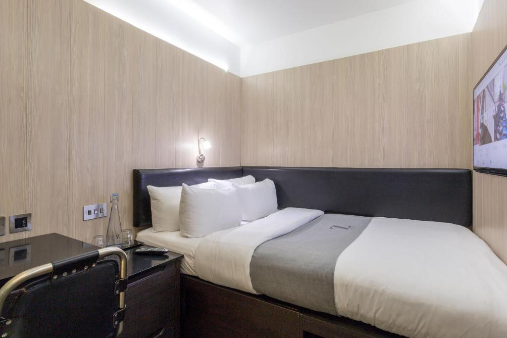 
Queen Room without Window
