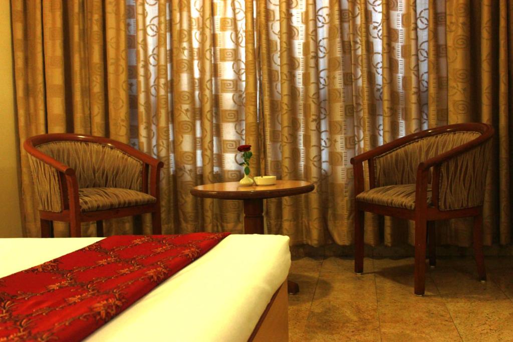 Posezení v ubytování The Samrat Hotel near Pune Railway Station