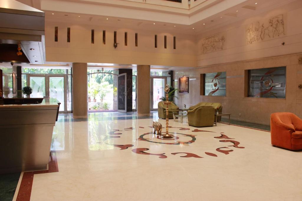 Posezení v ubytování The Samrat Hotel near Pune Railway Station