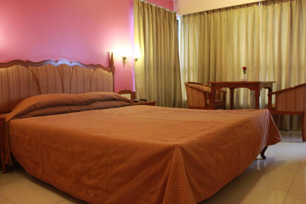 Postel nebo postele na pokoji v ubytování The Samrat Hotel near Pune Railway Station