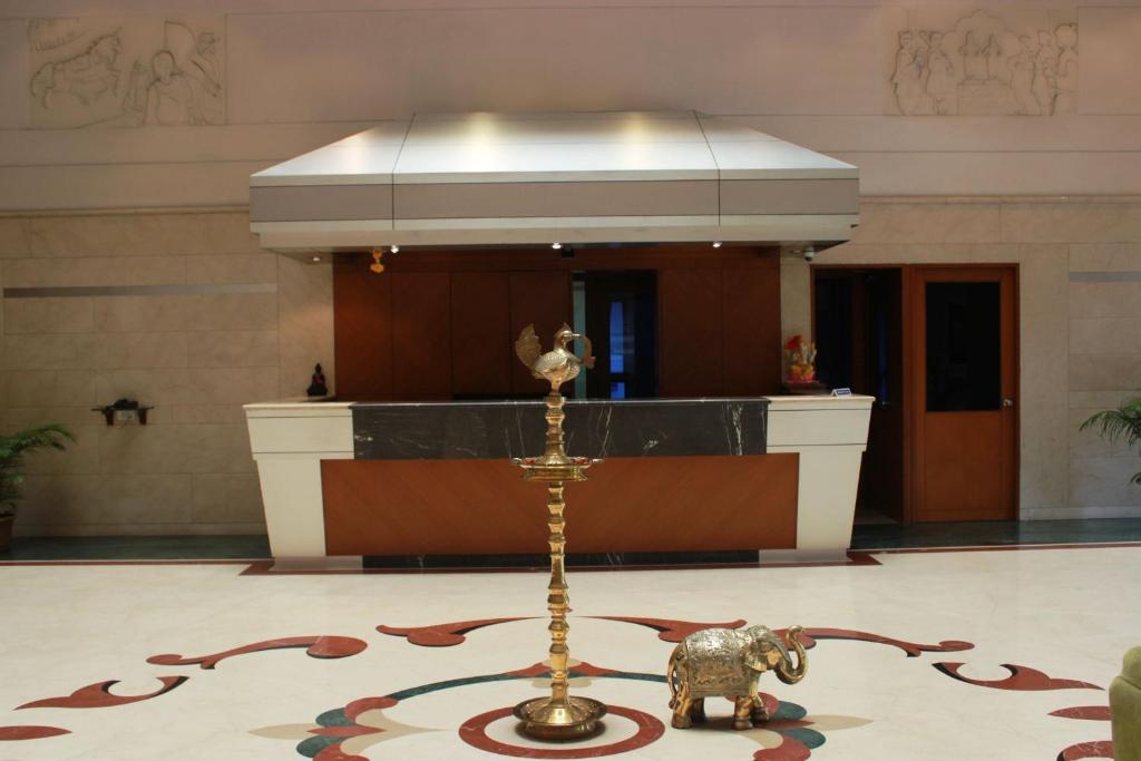 Vstupní hala nebo recepce v ubytování The Samrat Hotel near Pune Railway Station