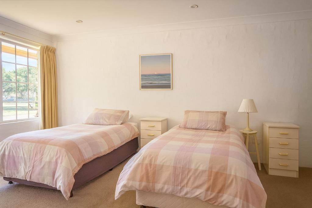 a bedroom with two beds and a window at MOTEL ROYAL TARA in Binalong
