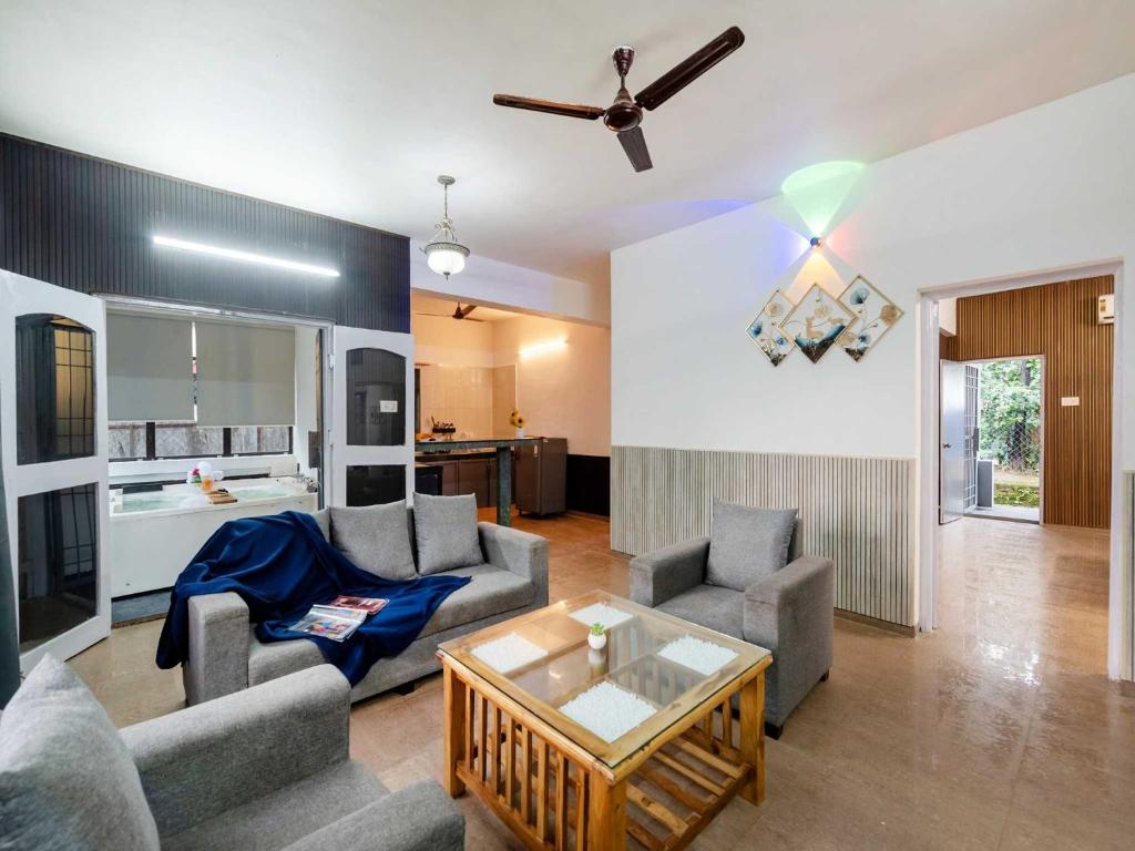 Køkken eller tekøkken på Palette Bubble Nest Villa | 2BHK | Jacuzzi | Pool | Lonavala