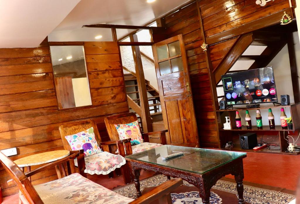 a living room with a table and some chairs at DI Heritage in Kodaikānāl