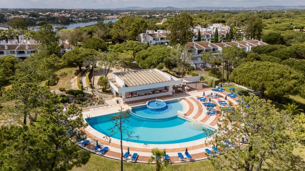 an overhead view of a pool at a resort at The Palm Nest in Quinta do Lago