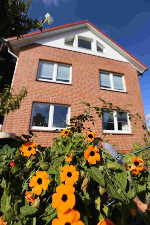 a building with a bunch of flowers in front of it at Ferienwohnung Am Hohen Berge in Lauenburg