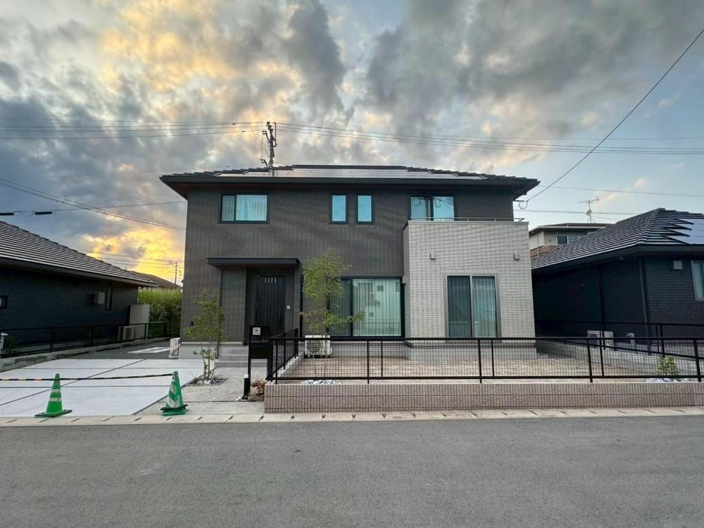 a house with a fence in front of it at Akikawa Toshima 2 プレミアム鉄骨 一棟貸切ヴィラ in Kumamoto