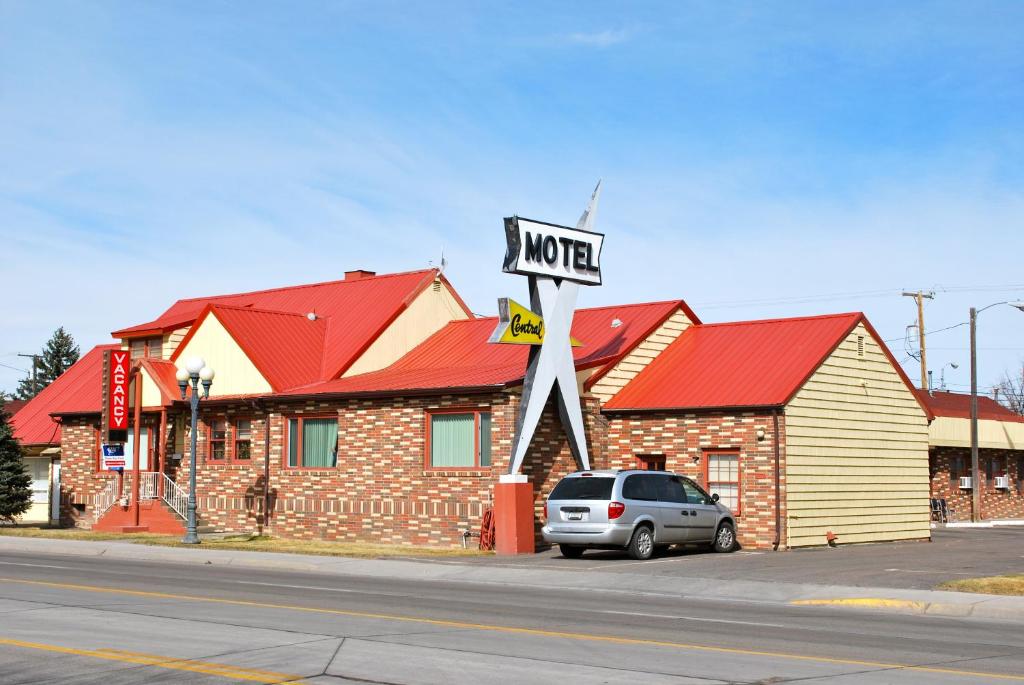 a sign for a motel in front of a building at Central Motel in Great Falls