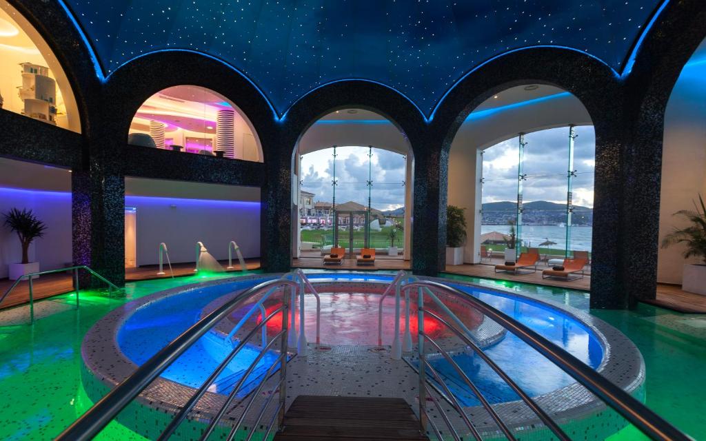 La Cigale Tabarkaの敷地内または近くにあるプール