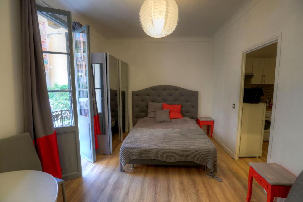 博索萊伊的住宿－Contrast LuxApart 3 min MC Casino，一间卧室配有一张带红色枕头的床