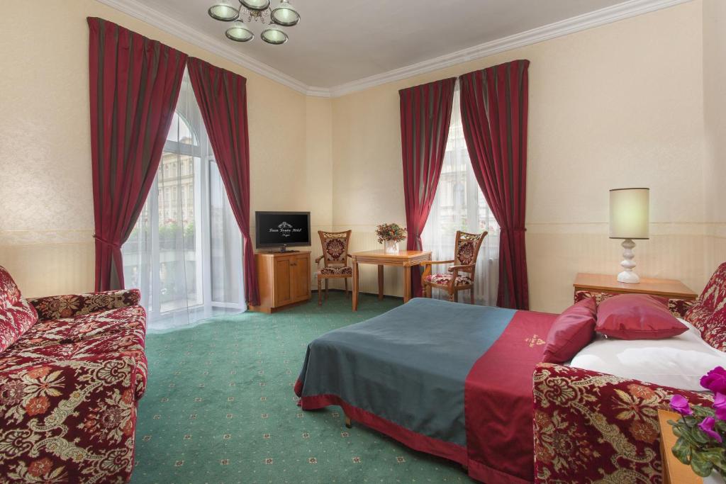Postel nebo postele na pokoji v ubytování Green Garden Hotel