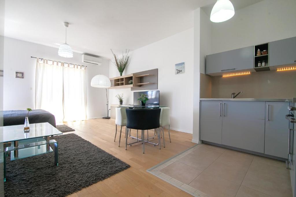 a living room with a kitchen and a dining room at Brattia Studio Apartment in Bol