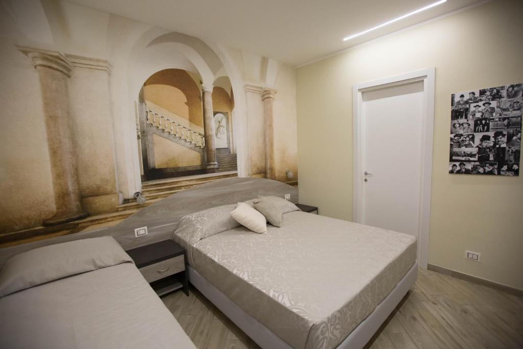 - une chambre avec 2 lits et un escalier dans l'établissement 4 Rent, à Albano Laziale