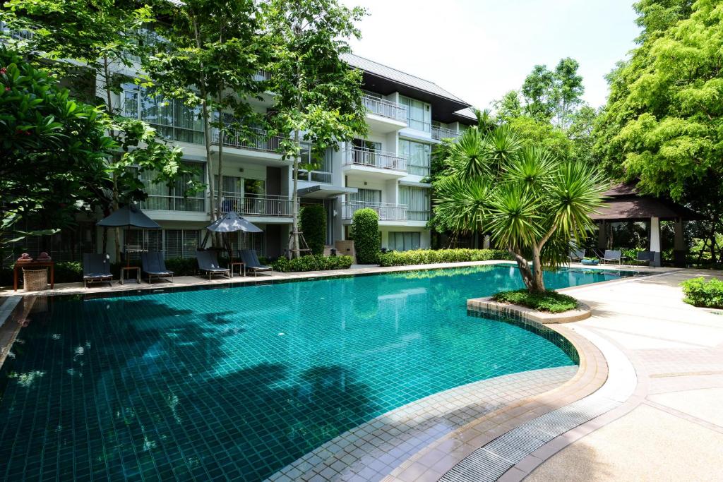 une piscine en face d'un bâtiment dans l'établissement The Park Nine Hotel Srinakarin, à Bangkok