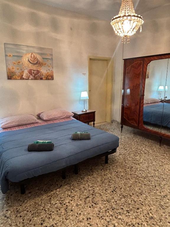 ein Schlafzimmer mit einem Bett und zwei Kissen darauf in der Unterkunft Cleo Calla in Ancona