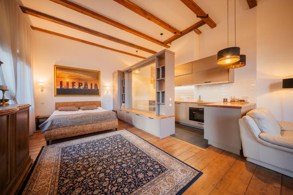 En eller flere senge i et værelse på Berchy Studio Apartment