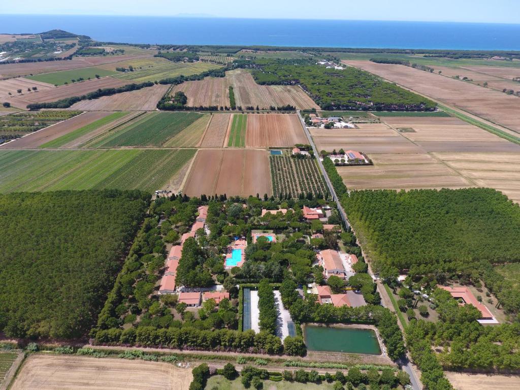 an aerial view of a farm with a field at Ghiacci Vecchi Residence in Venturina Terme