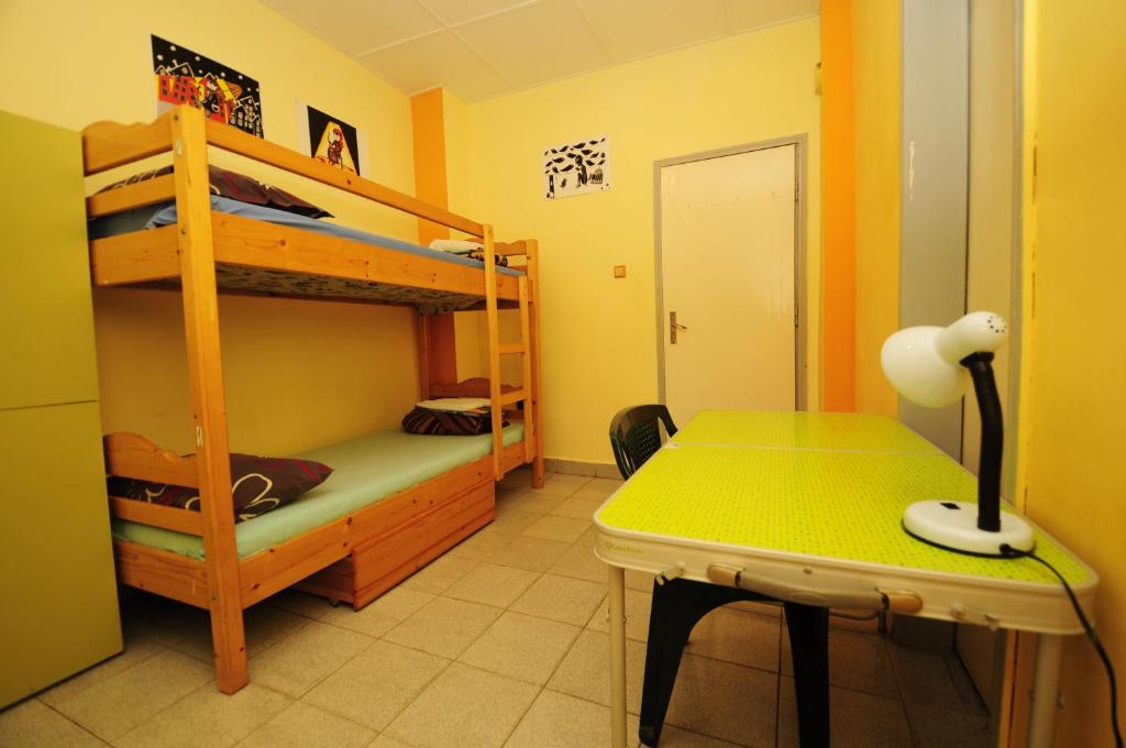 Postel nebo postele na pokoji v ubytování Yo Ho Hostel
