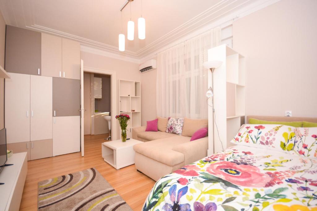 - une chambre avec un lit et un salon dans l'établissement Apartment Mina, à Belgrade