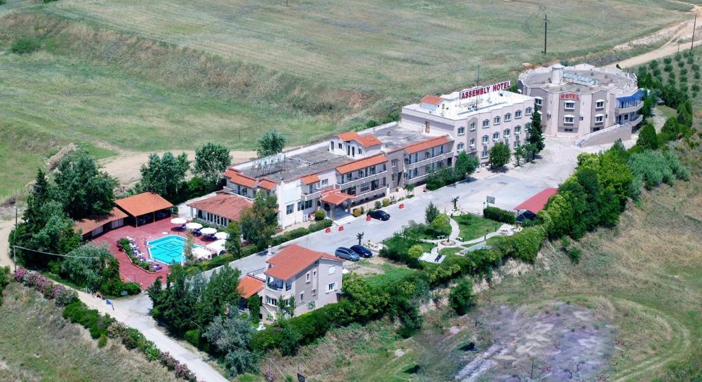 Luftaufnahme eines Gebäudes mit Pool in der Unterkunft SKG Assembly Β&Β Hotel in Thessaloniki