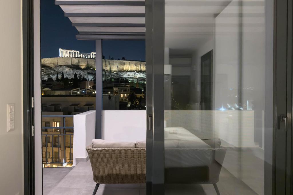 Cozy Deck Roof Apt at the Foothills of Acropolis