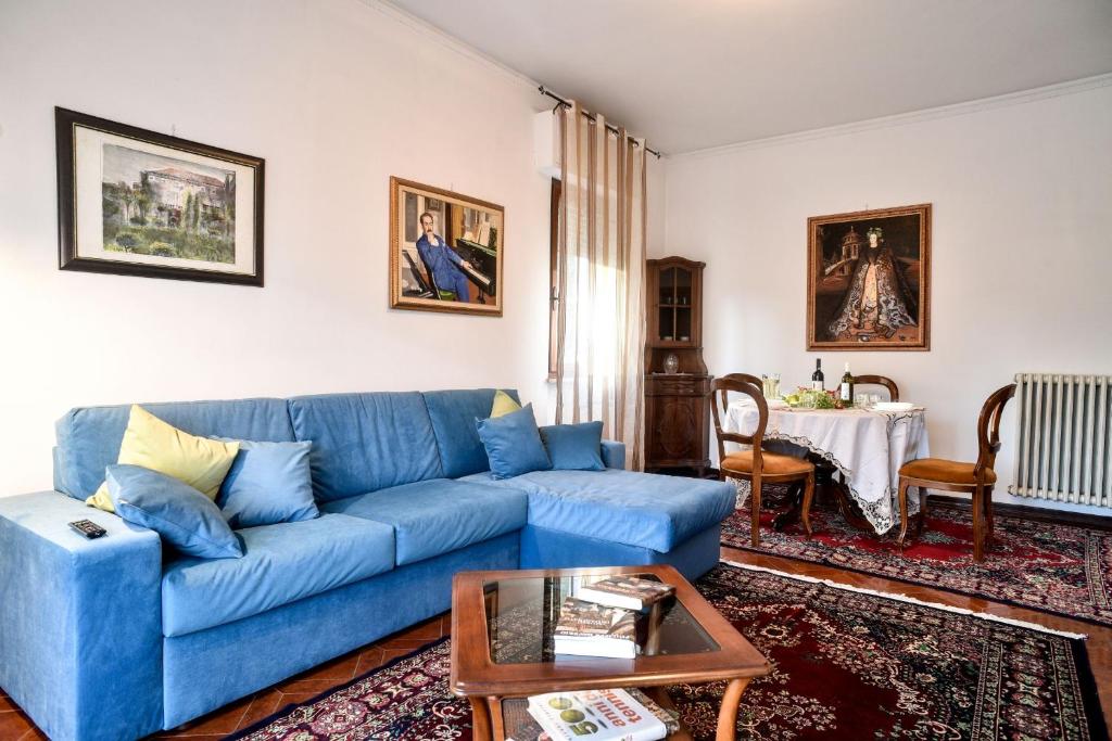 ルッカにあるCasa Paola Luccaのリビングルーム(青いソファ、テーブル付)