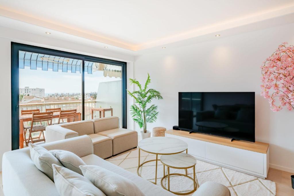 COZYSTAY 1700 -Luxury 3-Bedroom Apartment with Terrace & Sea View in Cannes