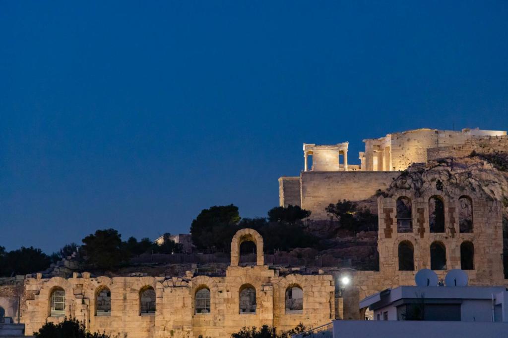 Massive 2 Apartment Combo Unbeatable Acropolis Views Sleeps 9