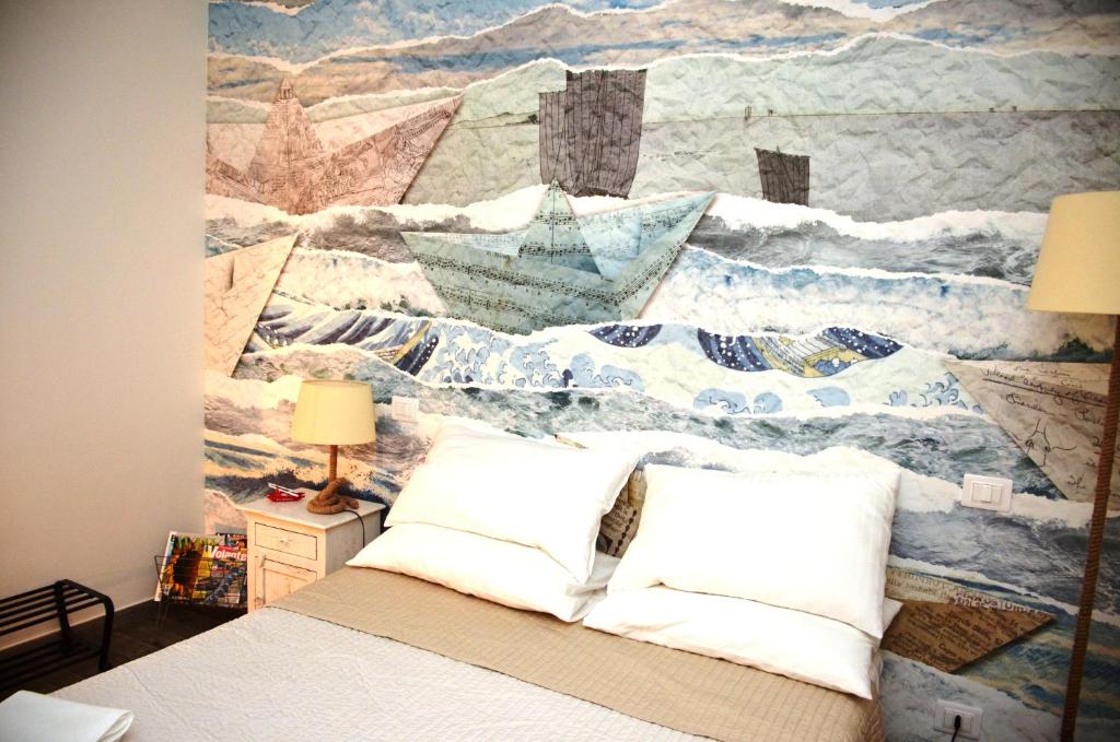 ポルト・レカナーティにあるLa Sciabbega B&bのベッドルーム1室(壁に絵画が描かれたベッド1台付)