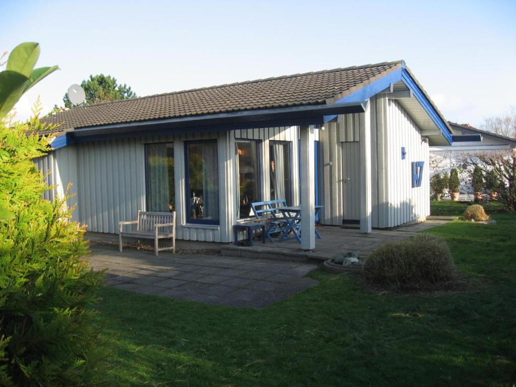a white house with a picnic table in a yard at Haus H7 in Großwürden