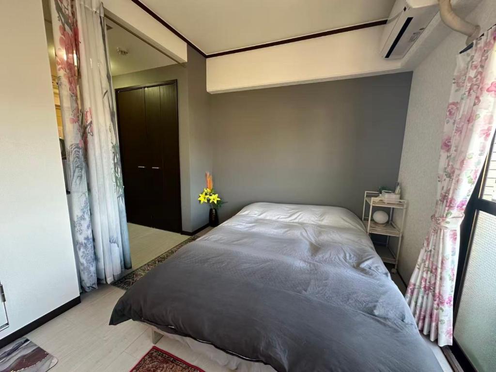 a bedroom with a large bed in a room at Peace Wing 6D in Kami-nagarekawachō