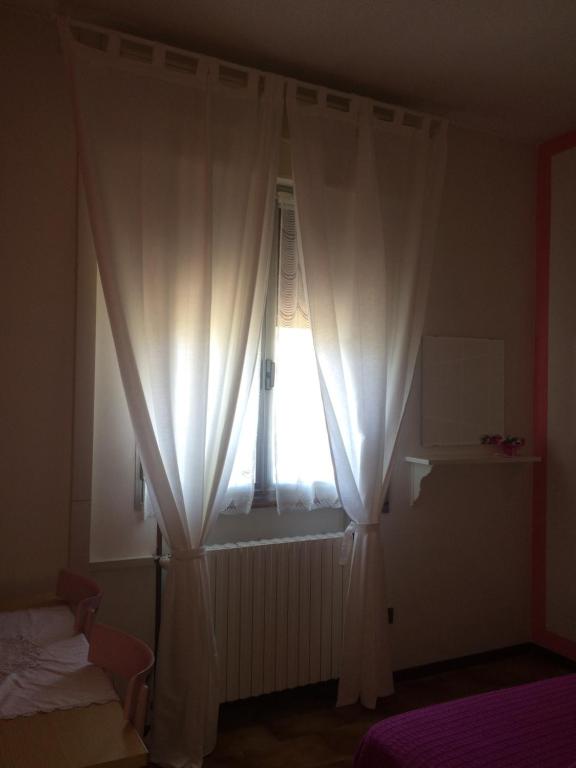 Monte San PietroにあるLocanda Ireneの白いカーテン付きの窓