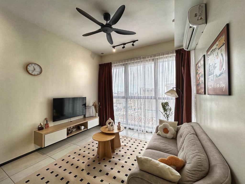 a living room with a couch and a ceiling fan at Le Cozy Cabin - 2B2R SeaCity View Infinity Pool in George Town