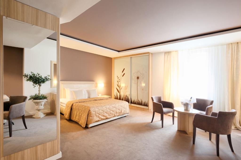 
Family Room (2 Adults + 2 Children)
