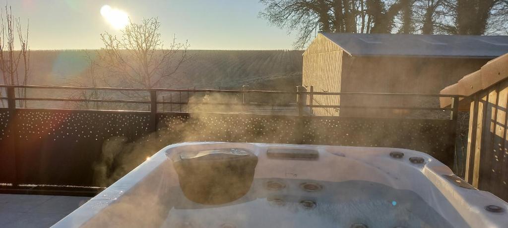 a bath tub sitting on top of a balcony at La Bulle Enchantée in Berru