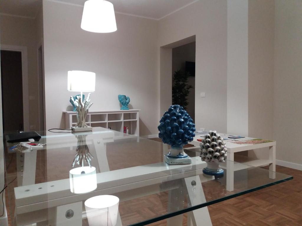 una sala de estar con jarrones sobre una mesa de cristal en Home Scala dei Turchi B&B, en Realmonte